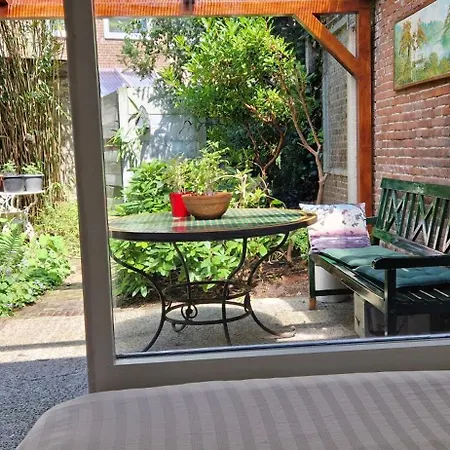 Apartmán Courtyard House Near Center And