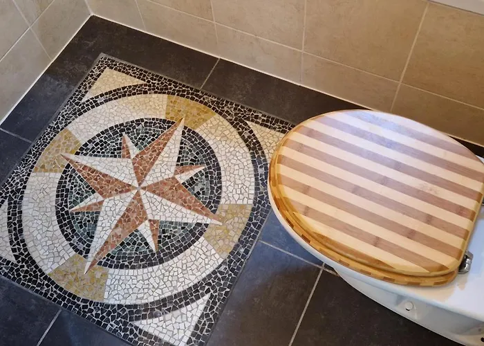 Courtyard House Near Center And Lahey